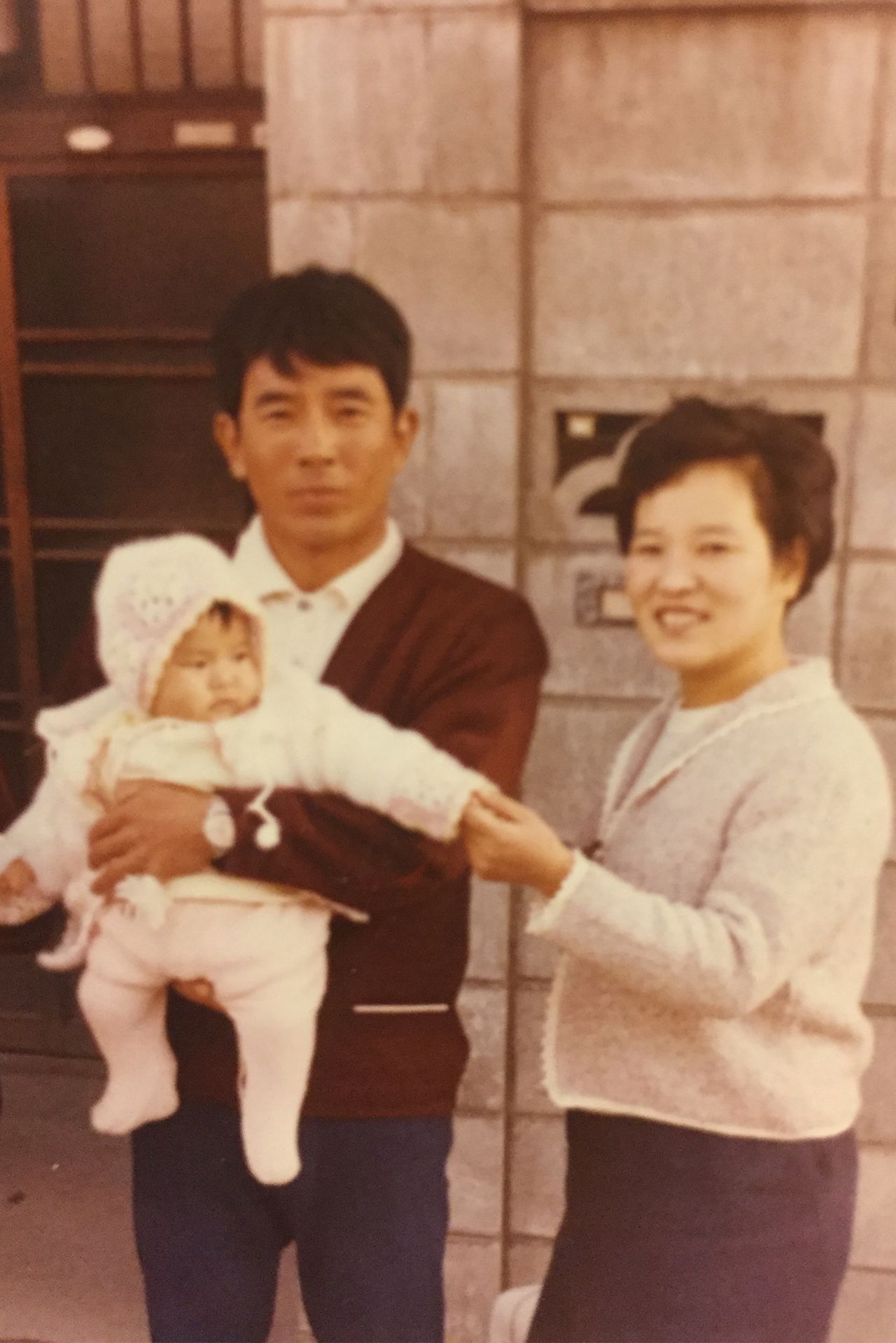 生後間もなく両親と