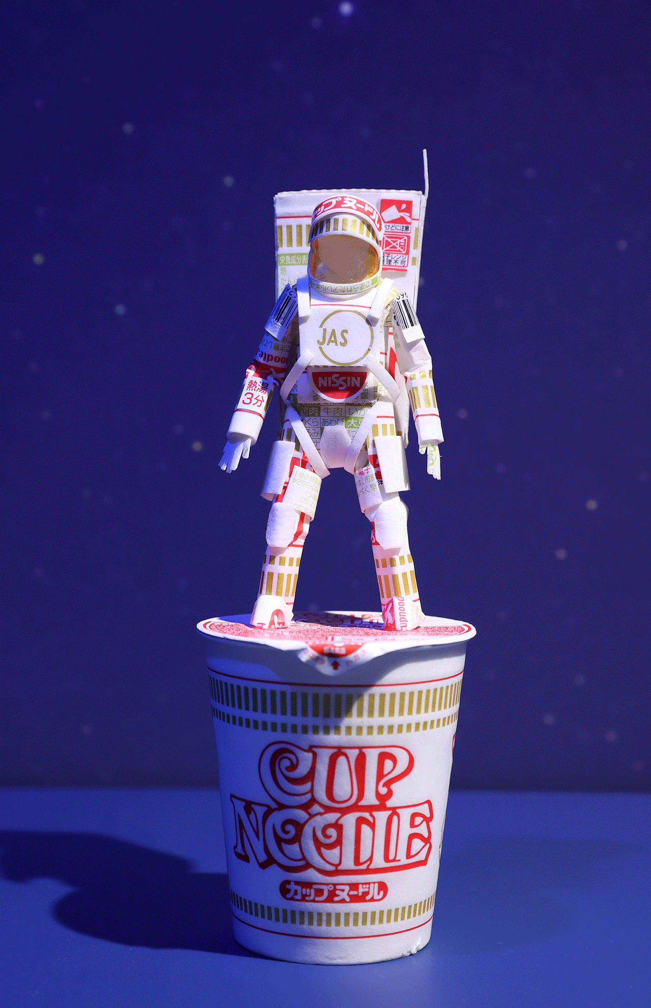 カップヌードルの宇宙飛行士・「子どものときに見た、宇宙食としてのCMが印象に残っていたので、宇宙飛行士を制作しました。（現行商品にはない）フタを留めるシールをヘルメットのガラス部分に使用しています」（撮影／吉岡竜紀）