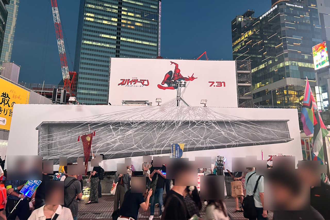 「アイディアが輝いている」渋谷駅に巨大な蜘蛛の糸を出現させた、映画スパイダーマンの広告（撮影/編集部）
