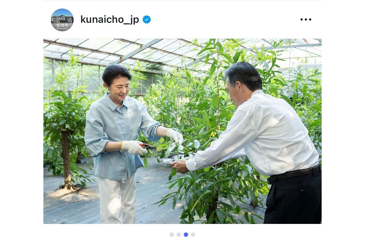 7月9日、雅子さまが皇居内の紅葉山御養蚕所で繭を収穫するご様子(宮内庁のインスタグラム)