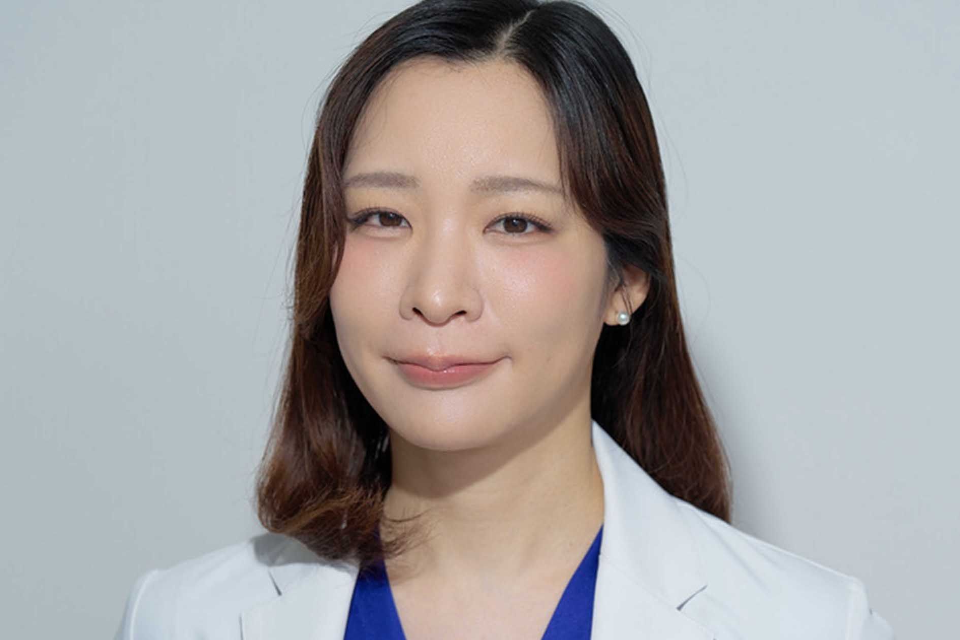 古賀愛子先生　美容外科医・心療内科医。東京大学医学部附属病院で心身医学を専攻。大手美容外科勤務を経て、現在は「Hanabeautyclinic」で院長を務める。
