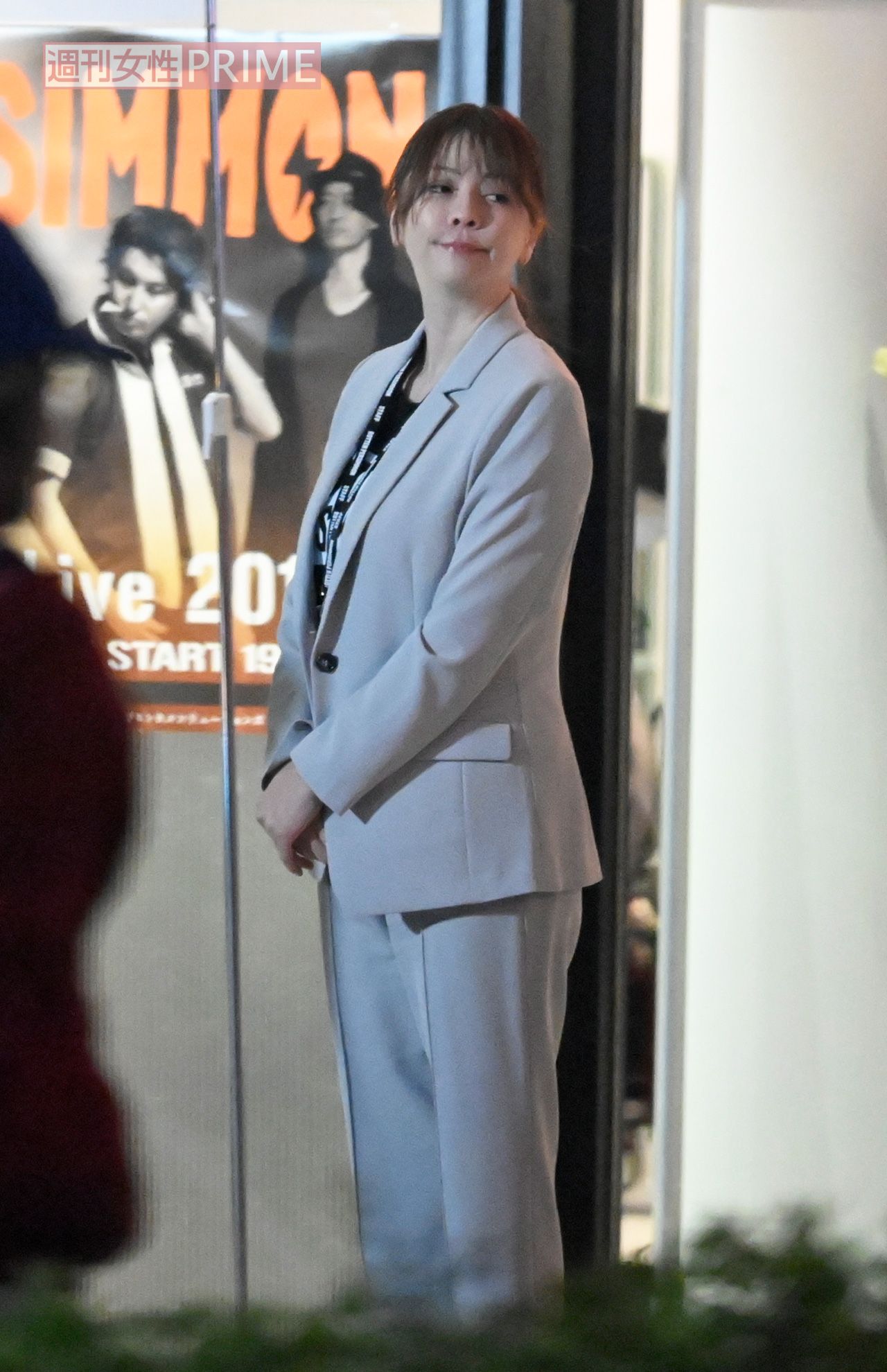 2026年4月8日、白いスーツ姿でライブスタッフのような演技を見せていた香里奈