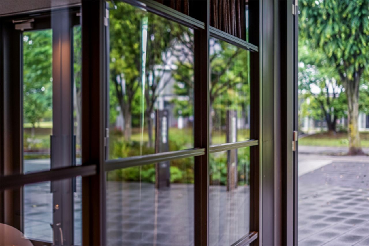 侵入の危険性が高いのが窓。古い家は大きいものが多いので防犯フィルムなどを張って対策を　※写真はイメージです