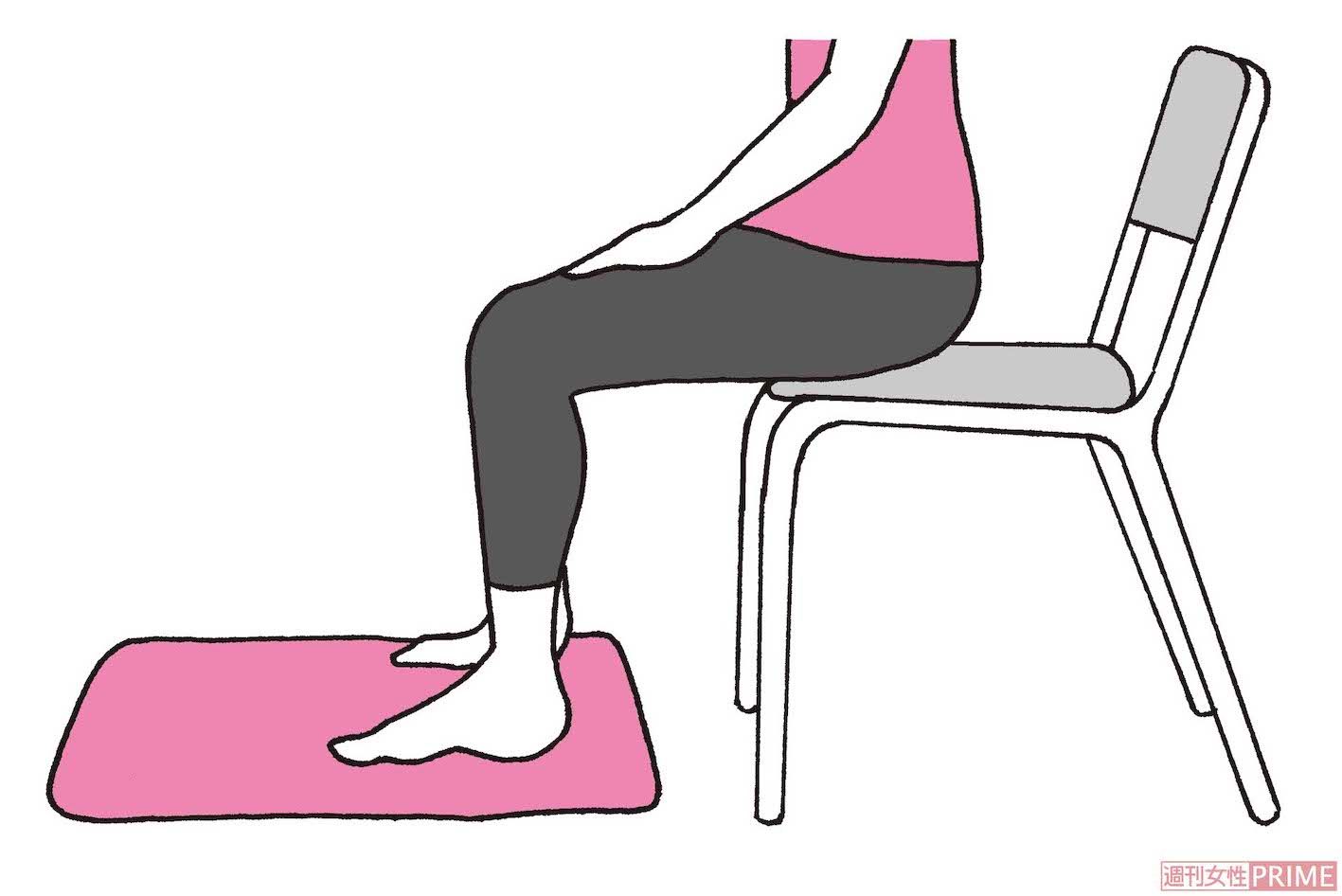 ①椅子に浅く座り、敷いたタオルを、両足または片足で踏む。足先は真っすぐ前に向け、足首が底屈しないよう、ひざの角度、足首の角度とも90度にする。