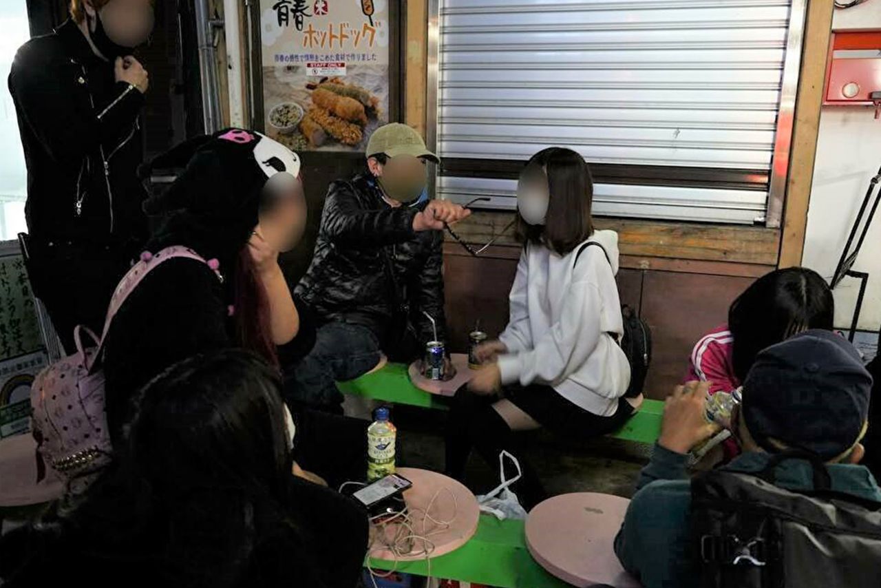 少女の相談に乗る被害男性（緑のキャップが被害男性・知人提供）