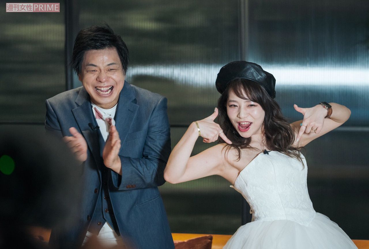 盛り上がる藤田夫妻　（『バンビーノ』藤田裕樹のオンライン結婚式の様子）