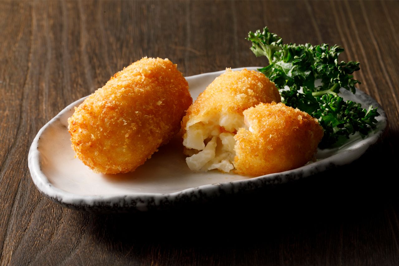 『うどん茶屋 海津屋』人気メニューの〈ばち麺コロッケ〉350円。コロッケは麺の切れ端とベシャメルソースを衣で揚げたもの。