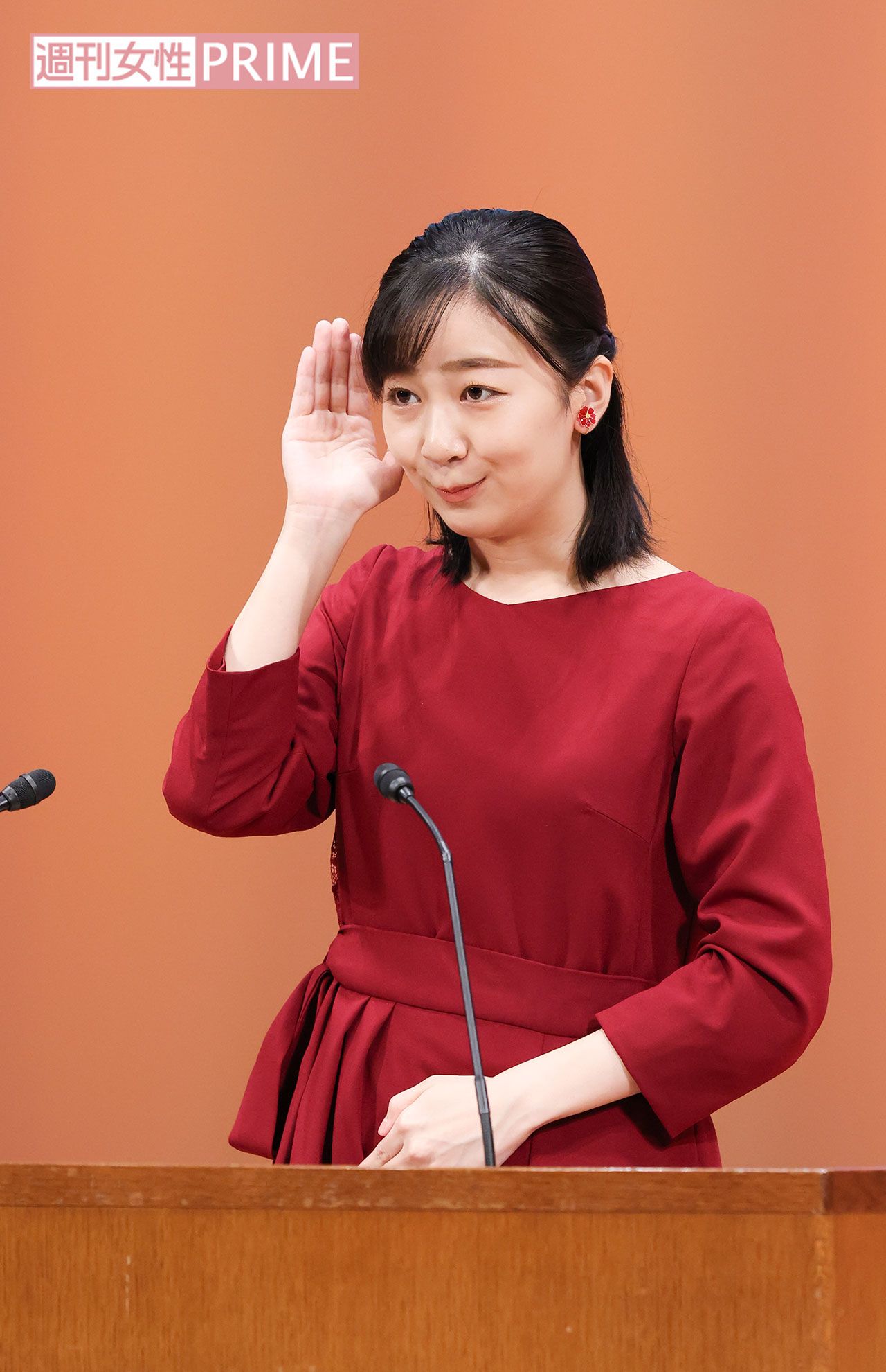 『聞く』の手話。耳を澄ませイメージで、右手で右耳の後ろをおおう。（『全国高校生手話パフォーマンス甲子園』で手話を披露された佳子さま）