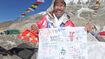エベレストのベースキャンプで応援の寄せ書きを手にするなすび