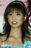 2004年、アルバム発売イベントで歌を披露する小倉優子
