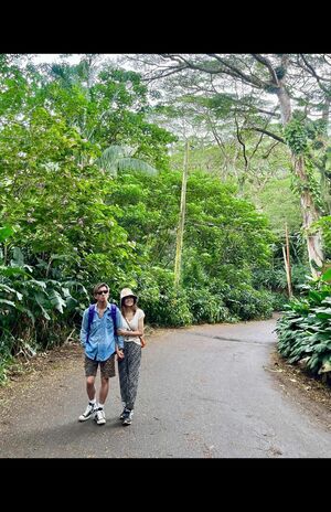 木村拓哉の51歳の誕生日にKoki,がアップした、工藤静香とのツーショット。その手はしっかり握られて（Koki,公式インスタグラム）