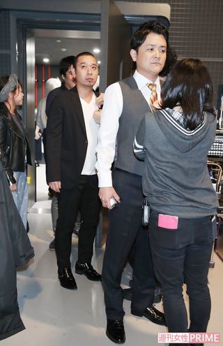 【2】本番5分前にスタジオ入り。マイクをつけて、すぐに生放送へ。多くのステージを経験しているだけあり、舞台度胸のクセがすごいっ！　撮影／齋藤周造