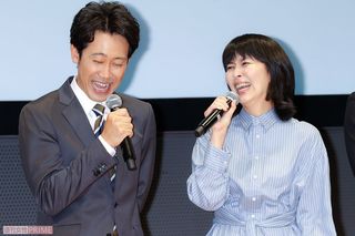 大泉が松に髪型をイジられるなど、“夫婦”の仲のよさを見せた　　（左から）大泉洋、松たか子　撮影／佐藤靖彦
