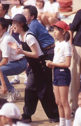 運動会で声援を送る松田聖子と長女神田沙也加さん（当時11歳）（1997年10月）
