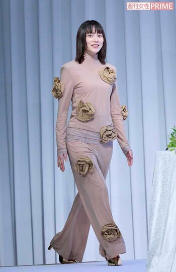 映画『てっぺんの向こうにあなたがいる』完成報告会見に登場した、のん。独特な衣装が話題に