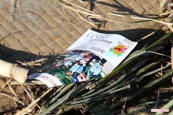 若い夫婦と2人の子どもが笑顔で写った年賀状の送り主は静岡県、あて先は小高町だった（福島県相馬市、2011年3月12日）