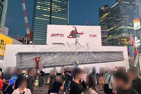 「アイディアが輝いている」渋谷駅に巨大な蜘蛛の糸を出現させた、映画スパイダーマンの広告（撮影/編集部）
