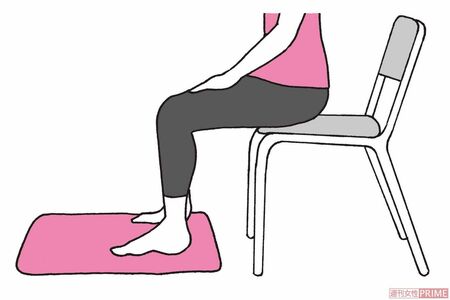 ①椅子に浅く座り、敷いたタオルを、両足または片足で踏む。足先は真っすぐ前に向け、足首が底屈しないよう、ひざの角度、足首の角度とも90度にする。