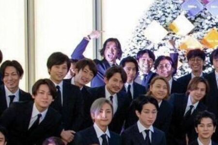 ジャニー喜多川さんのお別れ会で“中指を立てる”かのようにもみえるポーズをとった長瀬智也。当時からネットでは画像が拡散されていて…