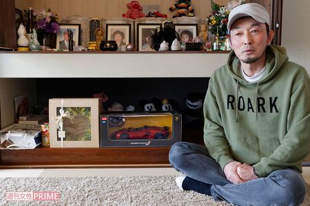 家族の祭壇を前に話す上野さん。娘が好きだった花火大会を毎年主催しているが、いまだに上野さんは花火を見上げることができない