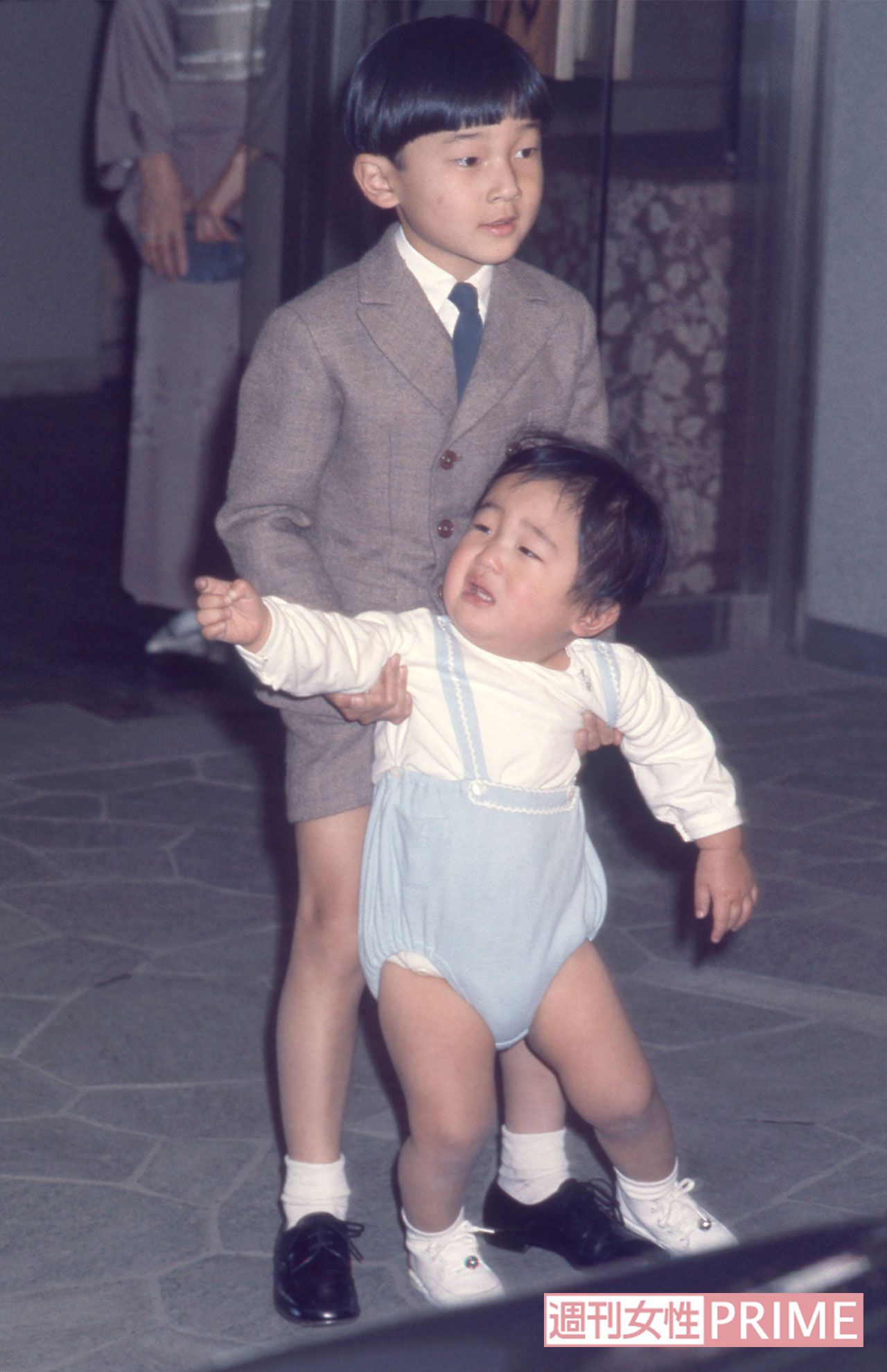 '67年5月、ご両親がペルーなどに海外訪問される際に泣かれてしまった礼宮さま（当時）を浩宮さま（当時）が優しくあやされた。