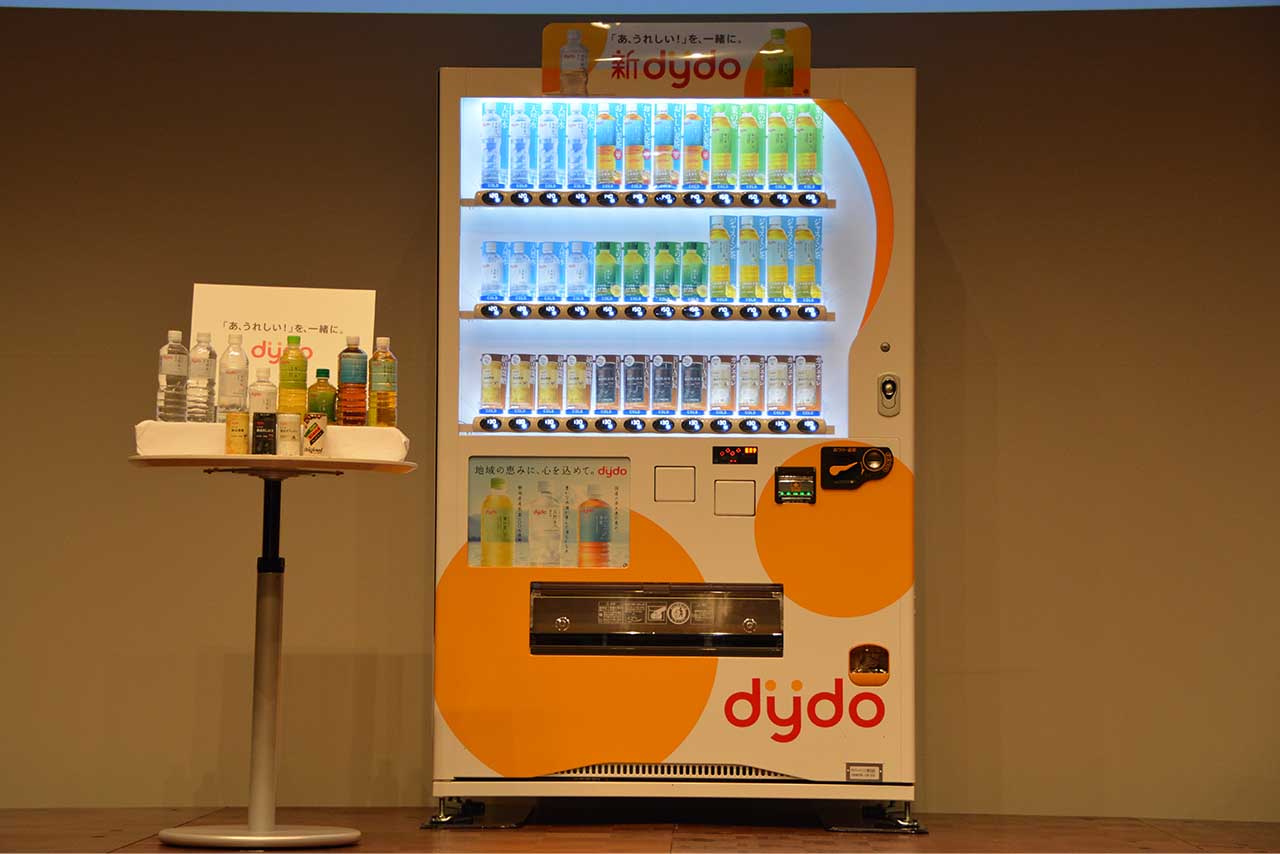 「ロゴの変更は創業以来初めて」「DyDo」のロゴを刷新した自動販売機の新デザイン（ダイドーリンコより提供）