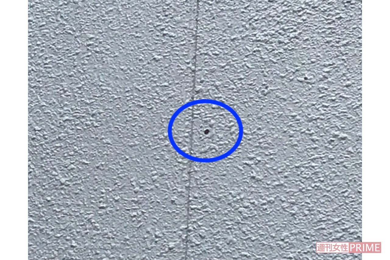 立体駐車場の外壁に残っている安倍元首相銃撃事件の弾痕（青い丸部分）