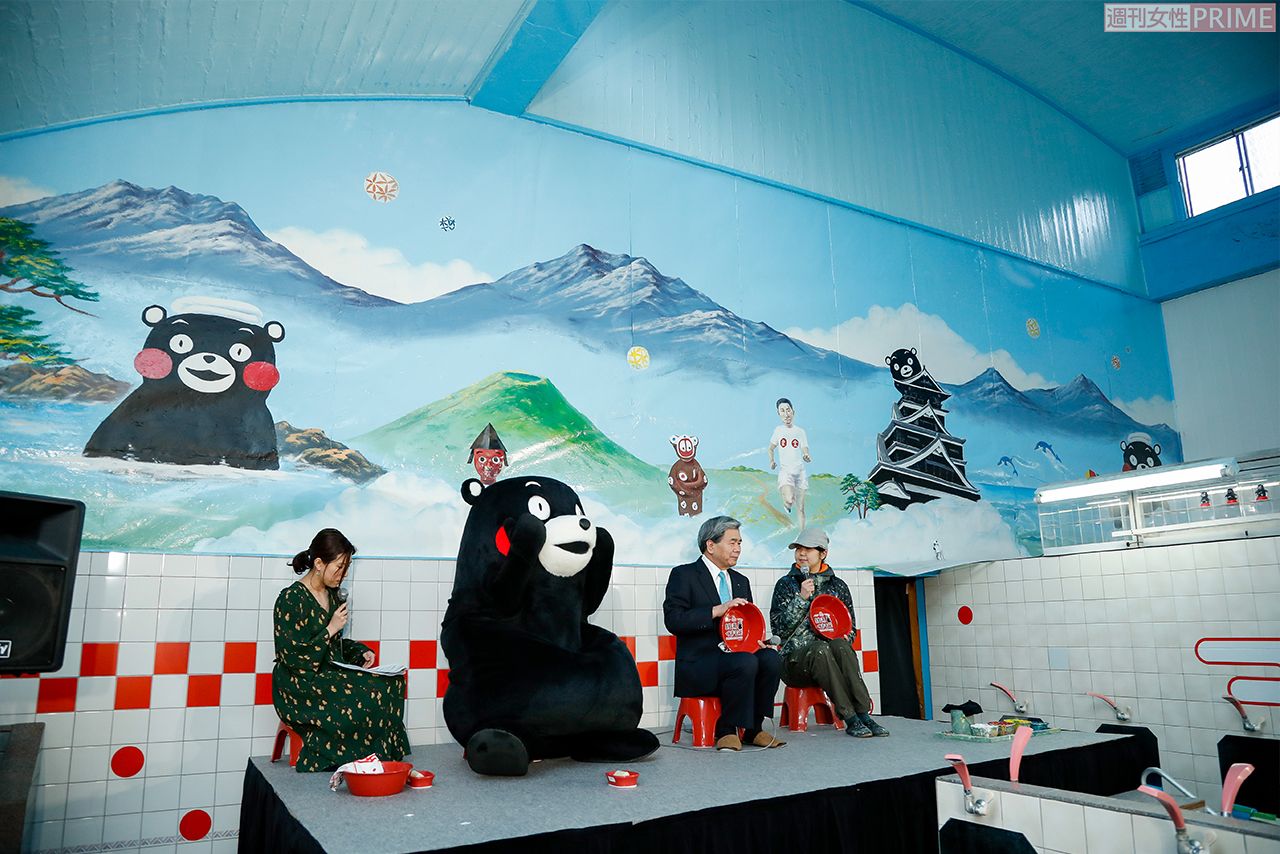 オープニングイベントにはくまモン、蒲島郁夫県知事、そして銭湯絵師の田中みずきさんが駆けつけ、前代未聞の銭湯内で会見!!　撮影／伊藤和幸