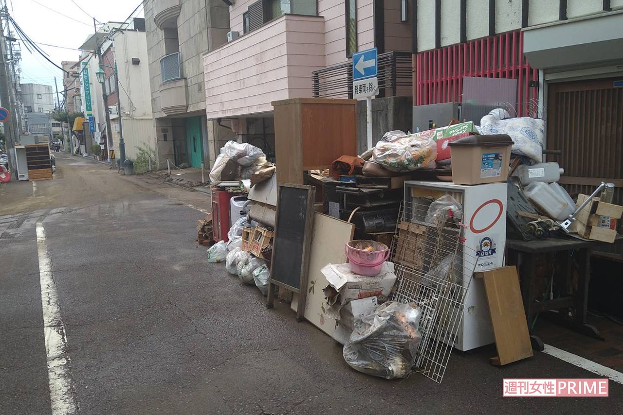 清水区・巴川が氾濫した清水銀座近辺は、道路の脇に水浸しになって使用不能になった冷蔵庫、テレビ、ベッドなどの粗大ゴミが山積になっている