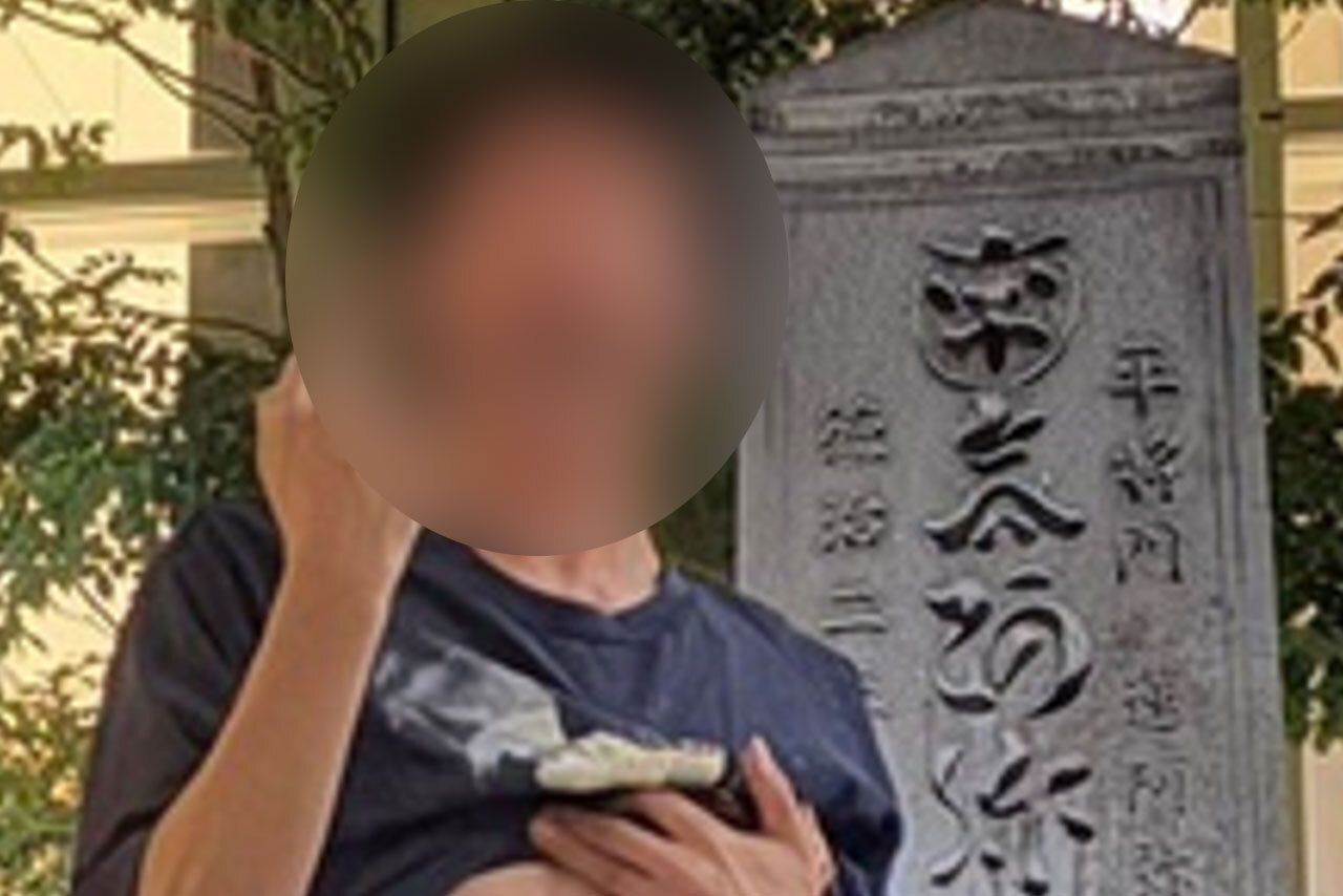 『平将門の首塚』によじ登った男性配信者（拡散された投稿より）
