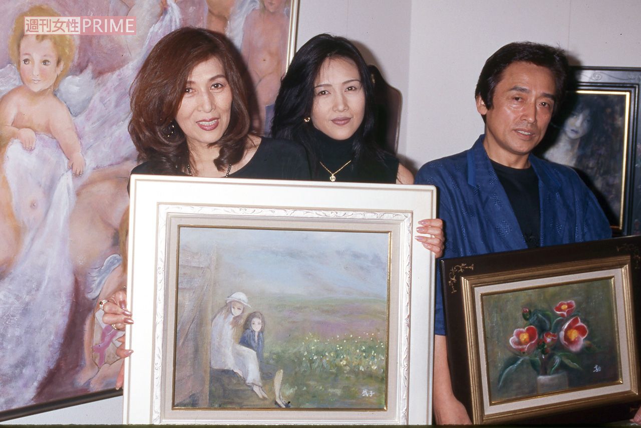 1996年の二科展で、父の勘七さんと親子入賞を果たした工藤静香。左は美人母の武子さん