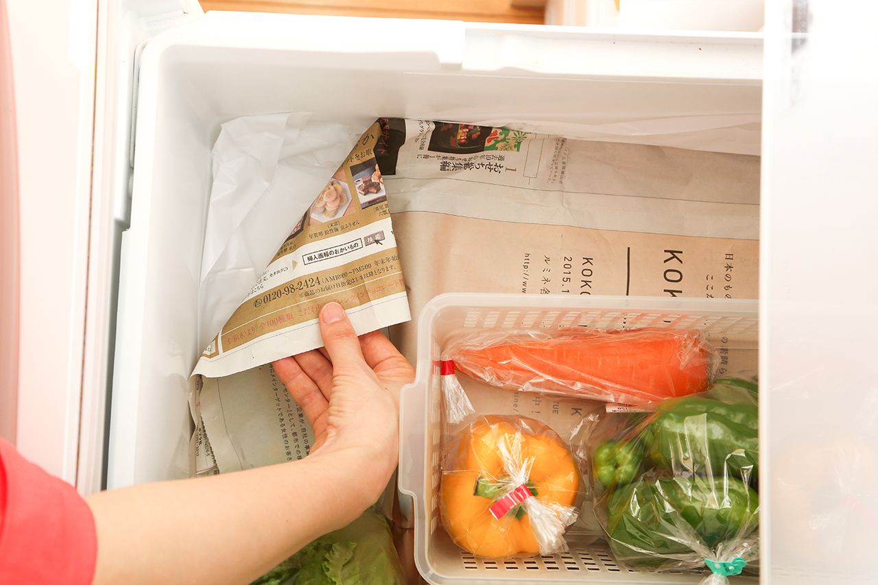 【O】ポリ袋と新聞紙を下に敷く。野菜室の底面には、まずポリ袋を敷いて、その上に新聞紙を敷くと、掃除が楽。「新聞紙は汚れればサッと替えられますし、万が一、水けが出た場合は、ポリ袋がしっかりガードします♪」