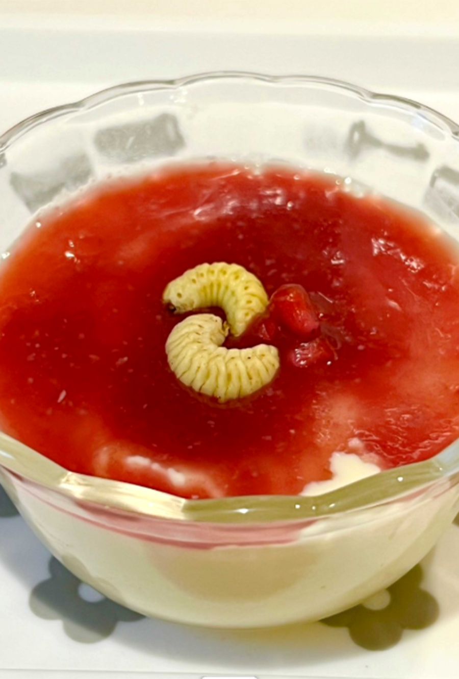 熱帯産の外来種「フェモラータオオモモブトハムシ」の幼虫を使ったパンナコッタ　昆虫食写真/内山昭一さん提供