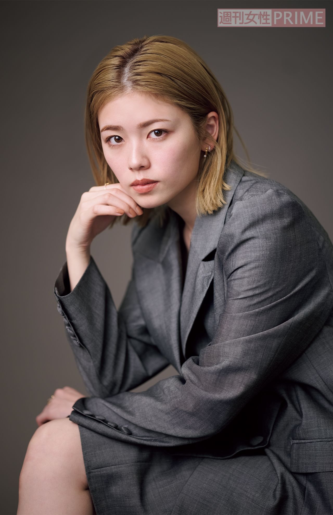 何か覚悟を感じさせるような眼差しでこちらを見つめる小芝風花（撮影／渡邉智裕）