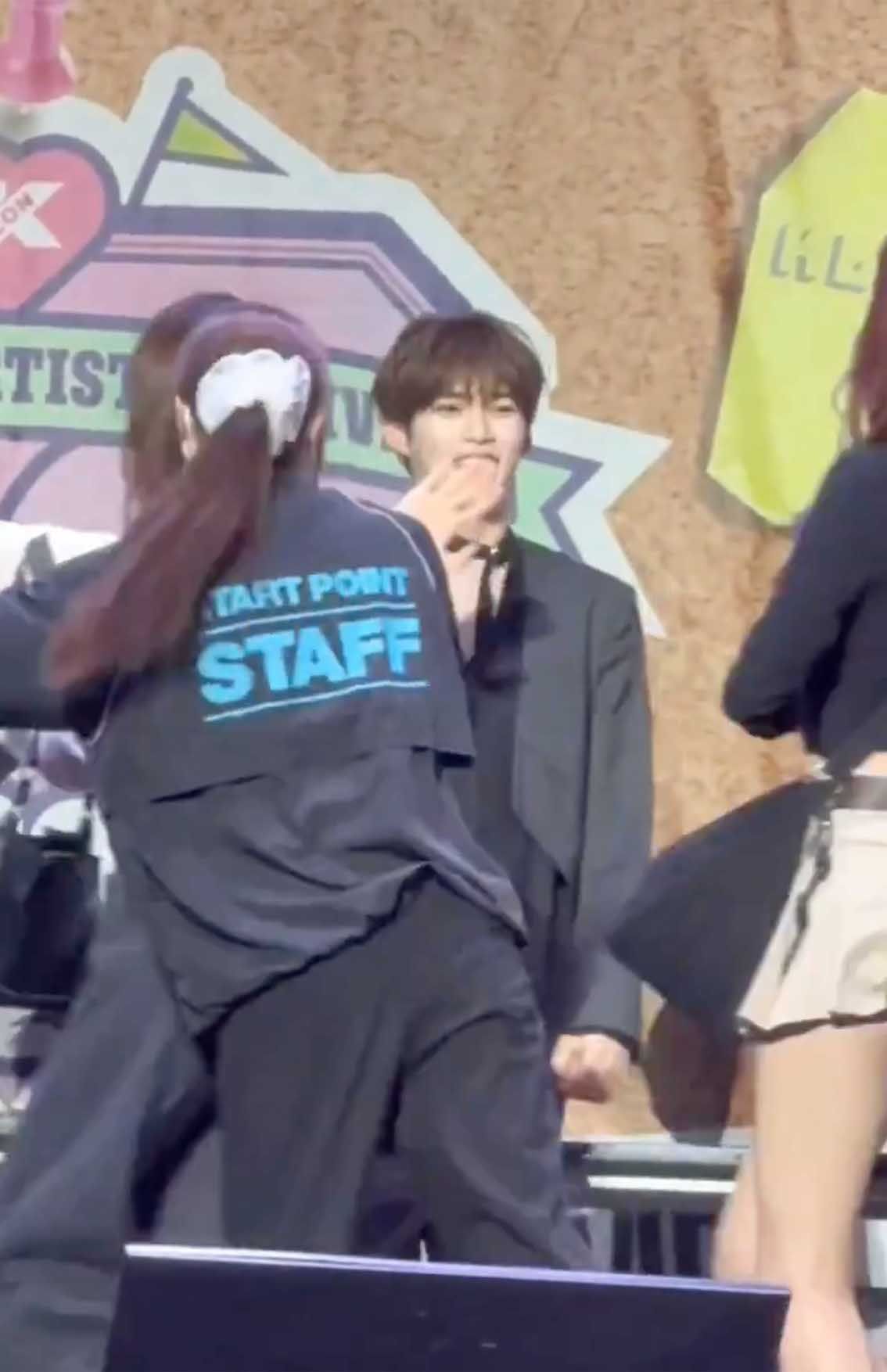 『KCON JAPAN 2025』でファンをあまりにも急かしすぎていると大炎上した“シュシュ女”。ファンの背中を強く押すシーンも（Xより）