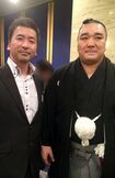 吉岡康成容疑者と横綱・日馬富士とのツーショット(本人のフェイスブックより)