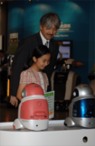 『愛・地球博』の会場で展示されたロボットを興味深そうに見学(2005年7月)