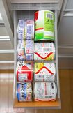 引き出しごとにラベリング分けをしている。缶詰や細長い乾麺類は浅い引き出しのほうが見やすい。スープ類は箱から出し、レトルト食品は立てて収納。賞味期限は上から見えるところに書いておくと安心だ 撮影/伊藤和幸