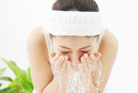 毛穴・乾燥・ほうれい線が目立つ“オバ肌”は「こすらない洗顔」で生き返る!