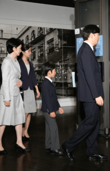 国立の資料館「昭和館」で戦後70年の特別展を見学する秋篠宮ご一家（2015年8月7日）