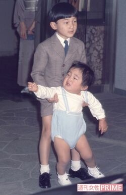'67年5月、ご両親がペルーなどに海外訪問される際に泣かれてしまった礼宮さま（当時）を浩宮さま（当時）が優しくあやされた