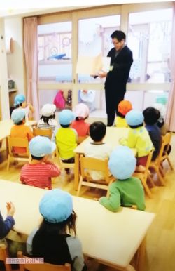孫の通う保育園で絵本の読み聞かせをする平田満