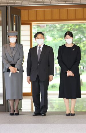 昨年9月、エリザベス女王の国葬に参列するため皇居を出発される両陛下を愛子さまがお見送りに