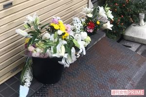 店には2人を弔う花が手向けられていた