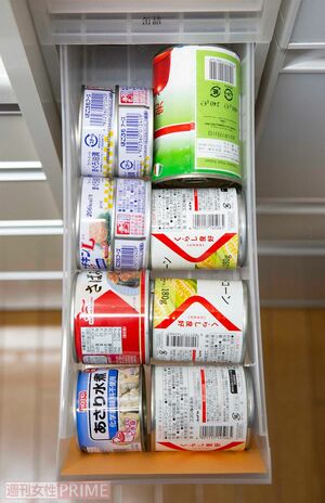 引き出しごとにラベリング分けをしている。缶詰や細長い乾麺類は浅い引き出しのほうが見やすい。スープ類は箱から出し、レトルト食品は立てて収納。賞味期限は上から見えるところに書いておくと安心だ　撮影／伊藤和幸