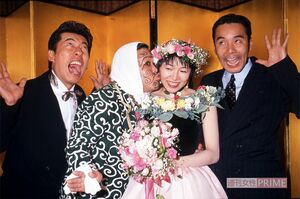 '94年、広川ひかるとの結婚式にて。　上島さんの顔に渦まで描いた“泥棒ルック”に広川は「惚れ直したと笑顔を見せた