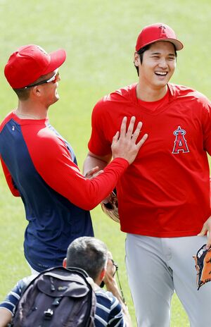 試合前の大谷翔平。ヌートバーとの久しぶりの再会に満面の笑みで楽しそう　写真/共同通信社