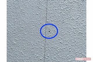 立体駐車場の外壁に残っている安倍元首相銃撃事件の弾痕（青い丸部分）