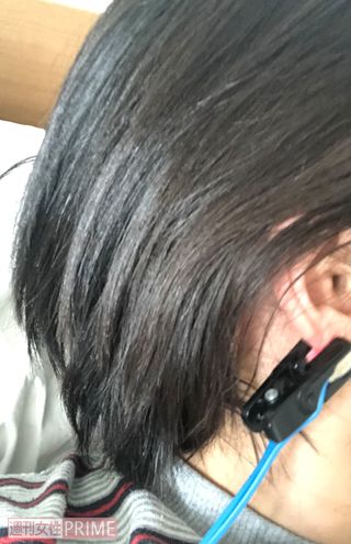 耳たぶに装着するパルスオキシメーター　撮影／若林理央