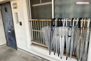嵩原ゆき乃・優力両容疑者宅前には約20本のビニール傘が（一部加工）